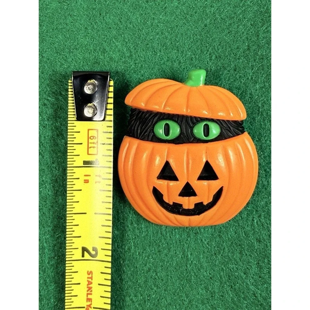Vintage 1990s Plastic Halloween Pin Brooch Cat in Jack O' Lantern Pumpkin 2